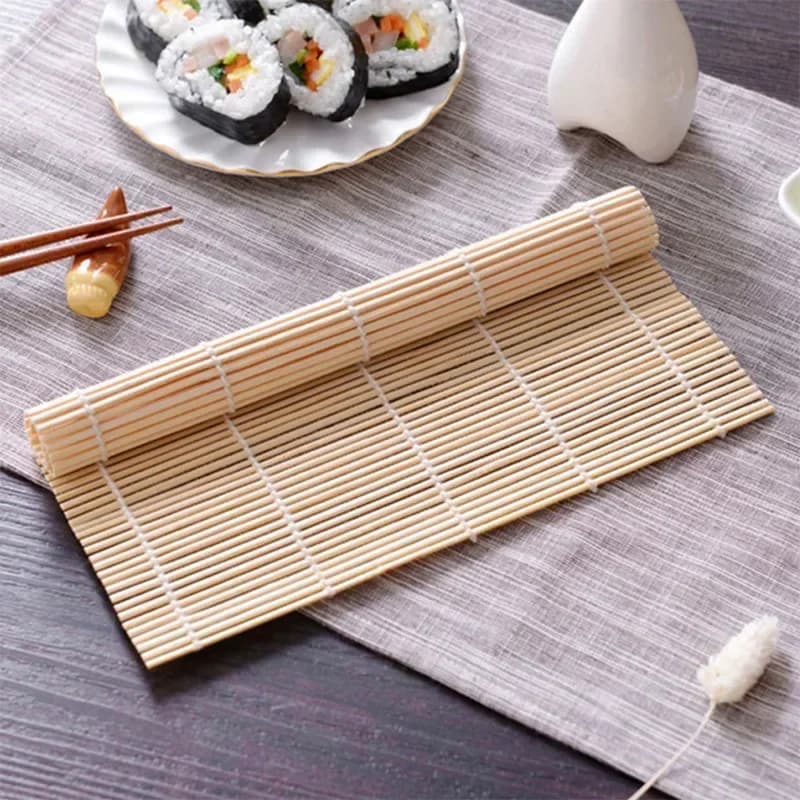 Elegantne bambusest sushimatt valge viimistlusega merevetikate riisirulli keeramiseks kleepumatu jaapani stiilis köögi esmavajadus sushi valmistamiseks